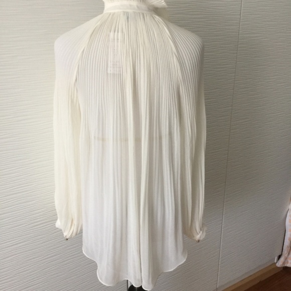 NWT Bebe Ribbon Tie Pleated Blouse, size Small - Picture 2 of 8